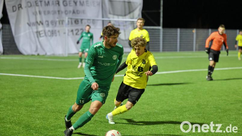 Für den Weidener Johannes Scherm (links, Szene aus dem Testspiel gegen den FC Amberg) von der DJK Gebenbach ist das Duell mit seinem Heimatverein SpVgg SV Weiden noch immer etwas ganz Besonderes. Archivbild: Dieter Jäschke