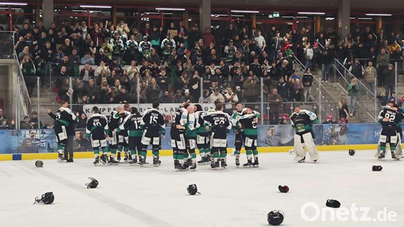 Nach dem letzten Penalty gab es kein Halten mehr und die Spieler des EHC Stiftland Mitterteich entledigten sich ihrer Ausrüstung. Bild: Verein/EHC Stiftland Mitterteich
