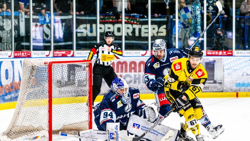 Die Weidener Marco Wölfl (von links) und Fabian Ribnitzky verteidigen gemeinsam gegen Maximilian Hops von den Krefeld Pinguinen. Bild: Elke Englmaier