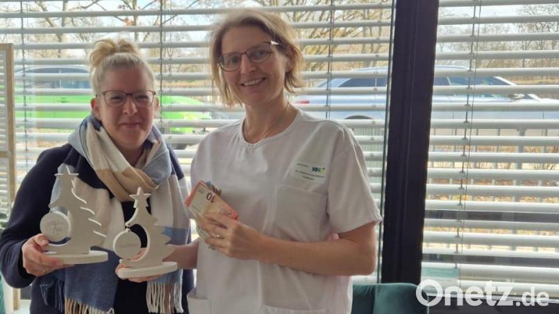 Chefärztin Dr. Stephanie Kuchlbauer (rechts) freut sich über eine 2300-Euro-Spende für die Palliativstation am Klinikum Weiden von Katrin Sterl aus Plößberg. Bild: Friedrich Peterhans