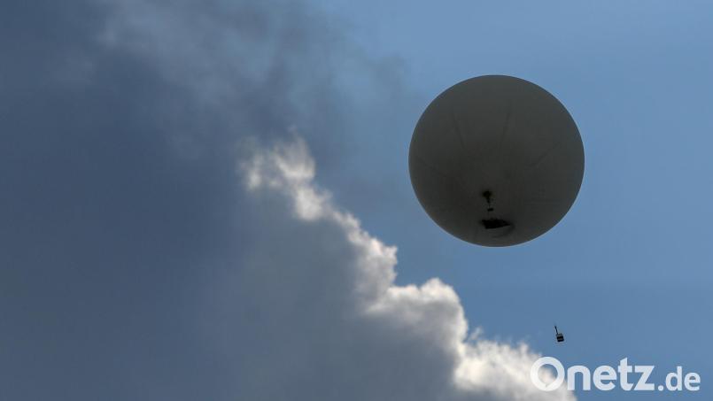 Ein vermeintlicher Paraglider-Absturz hält die Weidener Rettungskräfte auf Trab. Doch am Ende entpuppt sich der Notfall als abgestürzte Wettersonde. Symbolbild: Patrick Pleul/dpa