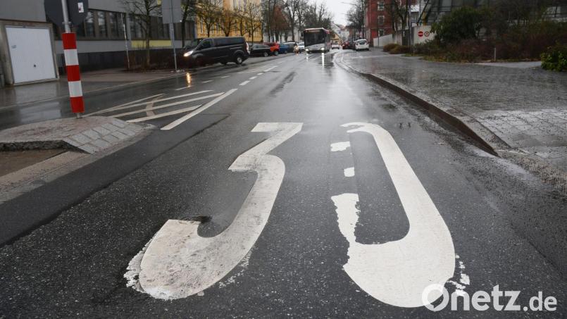 Vor dem Weidener Augustinus-Gymnasium gilt eine Beschränkung auf 30 Stundenkilometer. Mehr Spielraum für &quot;Tempo 30&quot; bekommt Weiden trotz einer Gesetzesnovelle aber nicht an die Hand. Archivbild: Gabi Schönberger