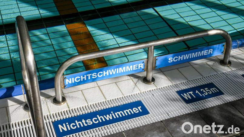 In der Oberpfalz sind nach einer Erhebung des Ministeriums aus dem Jahr 2022 55 von 94 öffentlichen Bädern sanierungsbedürftig. Symbolbild: Jens Kalaene/dpa