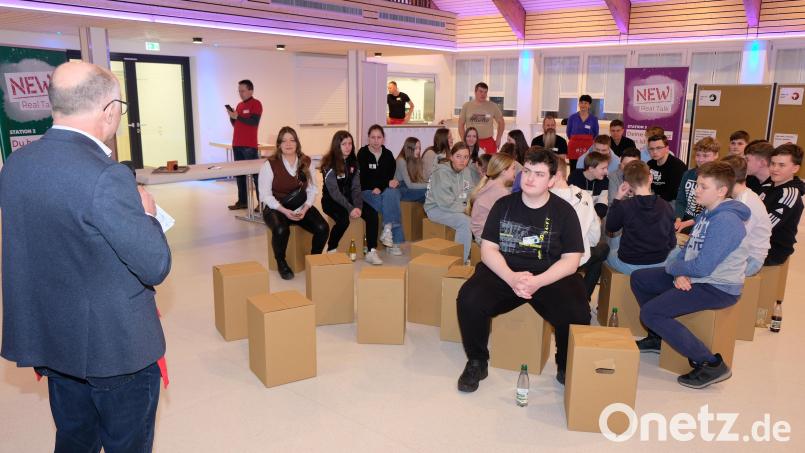 Auf großes Interesse stößt der NEW Real Talk in Speinshart. Im Gemeindezentrum beteiligen sich 26 junge Leute am &quot;Zukunfts-Workshop&quot;. Nach der Begrüßung durch Bürgermeister Albert Nickl regiert die Jugend. Bild: do