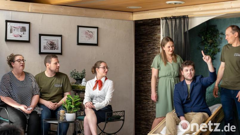 Beim Theaterstück der KLJB Schwarzenbach „Besser draußen als drinnen“ geht&#039;s turbulent zu. Bild: Philipp Forster