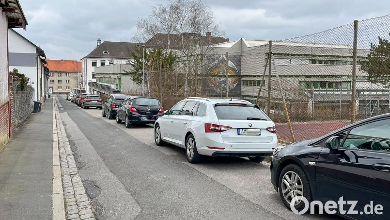 Im Viertel rund um das Gregor-Mendel-Gymnasium (rechts im Bild) und insbesondere in der Dientzenhoferstraße in Amberg ist das Parken umkämpft. Um den Verkehr für Radfahrer sicherer zu machen, wird die Straße zur Einbahnstraße, was auch Auswirkungen auf die Parkplätze hat. Bild: Petra Hartl