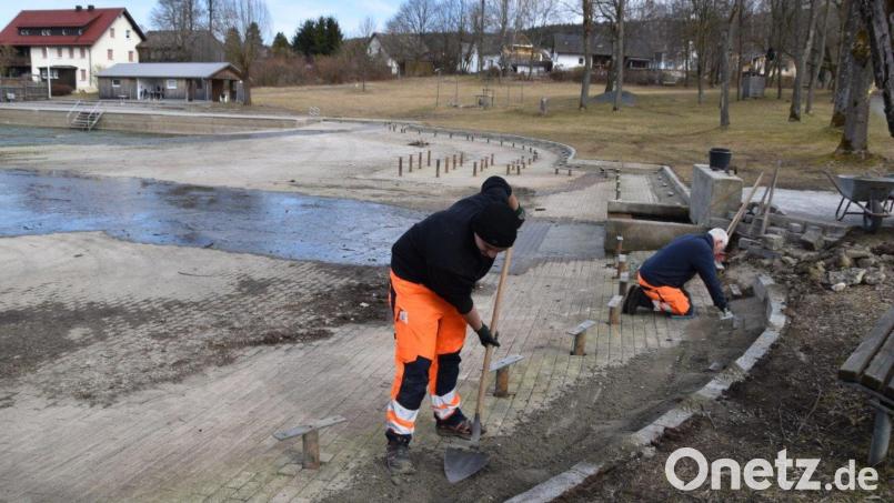 Die Mitarbeiter des städtischen Bauhofs bringen das Moorbad auf Vordermann. Bild: Nicole Rochelt/Stadt Schönsee/exb