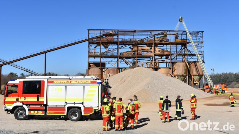 Beim Brand einer Siebanlage im Gewerbegebiet Hütten ist am Mittwochvormittag ein Mensch leicht verletzt worden. Bild: rgr