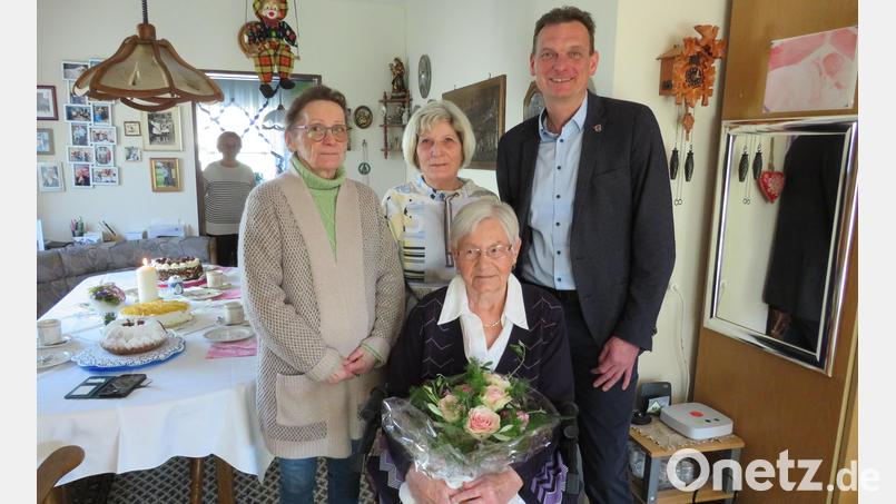 Im Beisein ihrer beiden Töchter Theresia und Hildegard (stehend, von links) nahm Ermelinde Fröhlich (sitzend) die Glückwünsche zum 90. Geburtstag von Bürgermeister Ernst Schicketanz (rechts) entgegen. Bild: adj
