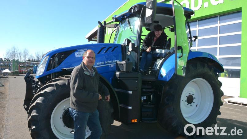 Johanna und Max Zintl präsentieren den ersten Schlepper, der mit Biogas fährt. Bild: jr