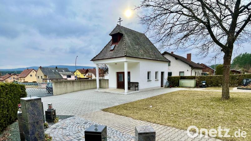 Der Schnaittenbacher Bauausschuss befasst sich ausführlich mit dem Kauf eines neuen elektronischen Glockengeläuts für das Leichenhaus und der Frage einer Generalsanierung des Friedhofs in Holzhammer. Bild: Gerhard Krones