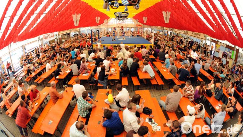 Beim Frühlingsfest gibt es wieder einen Boxkampf, aber das Bierzelt wird nach vier Tagen schon wieder abgebaut. Archivbild: Hubert Ziegler