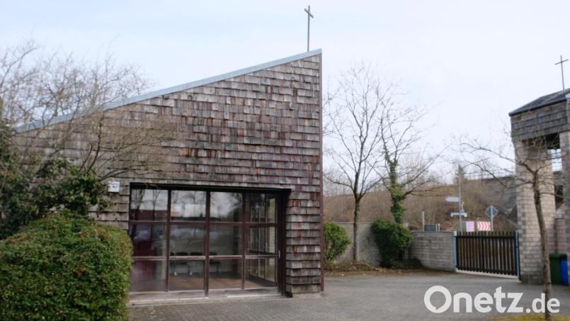Ein neues Gesicht soll die Aussegnungshalle des Vorbacher Friedhofes erhalten. Anstelle der unansehnlich gewordenen Holzschindeln beschloss der Gemeinderat eine Blechverkleidung. Bild: do