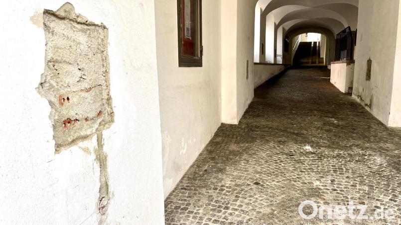 Die Rathauspassage in Neustadt bekommt eine hellere Beleuchtung und frische Farbe Bild: Gabi Schönberger