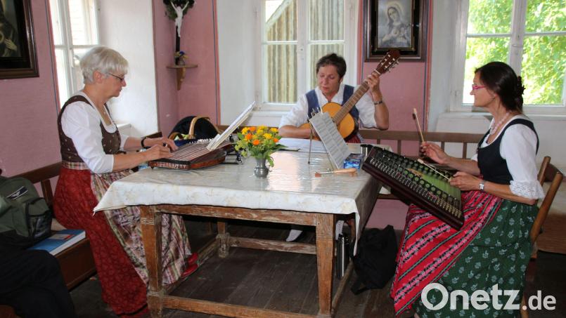 Musik erklingt von der Stube im Bauernhaus über den Garten der Mühle bis hin zum Biergarten des Wirtshauses beim Nordbayerischen Zithertag im Freilandmuseum Oberpfalz. Bild: Felix Schäffer/exb