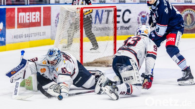 Die Ravensburg Towerstars (weiße Trikots) gewannen ein irre spannendes Play-off-Spiel beim EV Landshut. Archivbild: Tobias Neubert