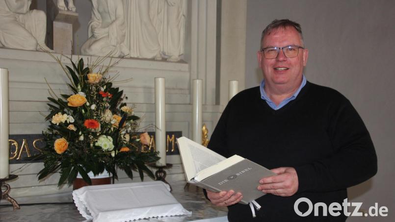 Pfarrer Thomas Berthold vor dem Altar in der Martin-Luther-Kirche in Erbendorf. Bild: kro