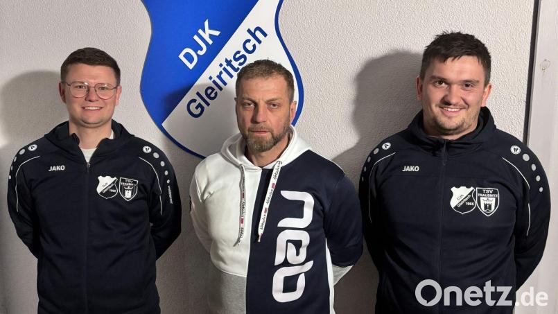 Markus Grosser (Mitte) wird kommende Saison neuer Trainer der SG Gleiritsch/Trausnitz. Der Abteilungsleiter der DJK Gleiritsch, Sebastian Kraus (links), und der Abteilungsleiter des TSV Trausnitz, Lukas Wolf (rechts), begrüßten den Coach schon mal. Bild: Sebastian Braun