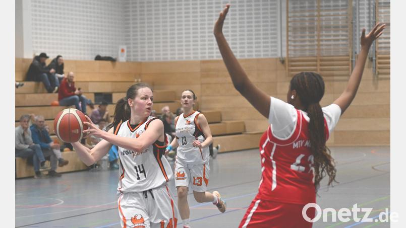 Neustadts Kapitänin Sara Hennig sucht eine Anspielstation. Gegen die favorisierten Münchenerinnen zeigen die DJK-Frauen eine ansprechende Leistung. Bild: Tobias Schwarzmeier