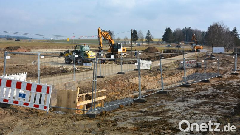 Eine große Baustelle an der Großensterzer Straße in Mitterteich sorgt seit kurzem für Aufsehen bei Anwohnern und Passanten. Auch von der Bundesstraße 299 (hinten) aus ist sie zu sehen. Das Projekt war nun Thema im Stadtrat. Bild: jr