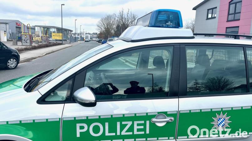 Die Polizei hat den Bereich abgesperrt: In einem Entsorgungsbetrieb im Weidener Norden wurde im Altmetall eine Handgranate gefunden. Bild: Gabi Schönberger
