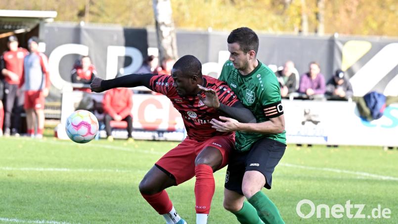 Mit 14 Treffern liegt Adrian Robinson (links) auf Rang drei der Torschützenliste in der Kreisliga Süd. Im Heimspiel gegen die SG Utzenhofen/Kastl muss der SV Schmidmühlen allerdings auf seinen Top-Stürmer verzichten. Archivbild: Hubert Ziegler