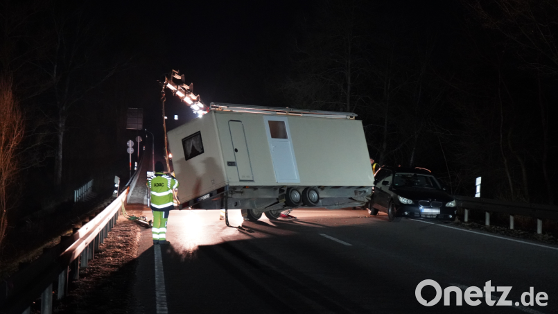 Ein Toilettenhaus auf einem Anhänger blockiert am Sonntagabend die B 22 bei Zieglhäuser im Bereich des Marktes Tännesberg. Bild: vifogra / Bock