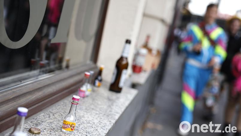 Obwohl der Alkoholkonsum zurückgeht, muss man sich häufig noch rechtfertigen, wenn man keinen Alkohol konsumieren möchte. Symbolbild: Thomas Banneyer /dpa