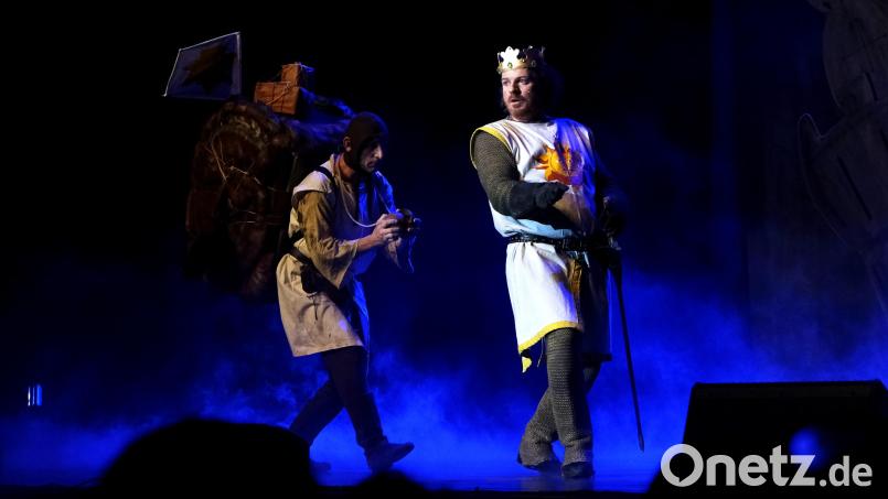 König Artus (Michael Zanner, rechts) &quot;reitet&quot; durch die Lande, begleitet von Patsy (Thomas Gitter), der auf zwei Kokosnusshälften das entsprechenden Hufgeklapper dazu liefert. Bild: Peter Ringeisen