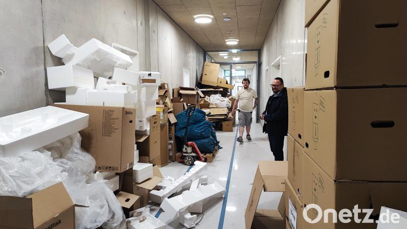 Bis zum Unterrichtsbeginn im neuen Gebäude am kommenden Montag wird auch der Abfallberg aus Verpackungsmaterial verschwunden sein. Bild: luk