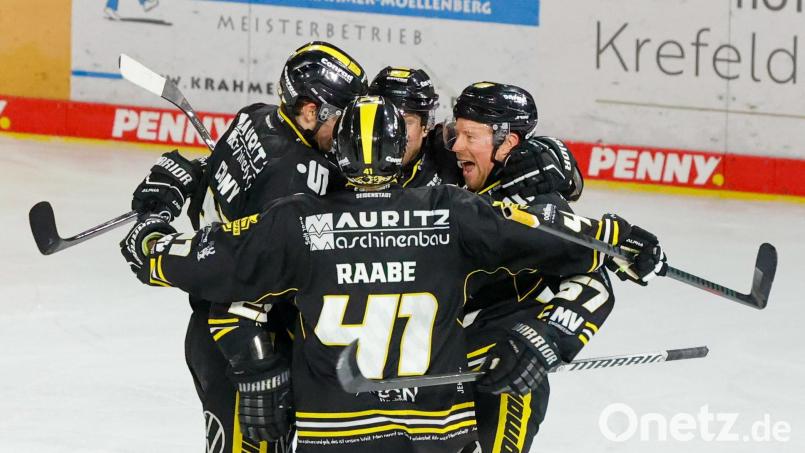 Volontär Max Schlötter glaubt, dass die Krefeld Pinguine am Ende der Play-off-Serie gegen die Blue Devils Weiden jubeln werden. Bild: samla.de