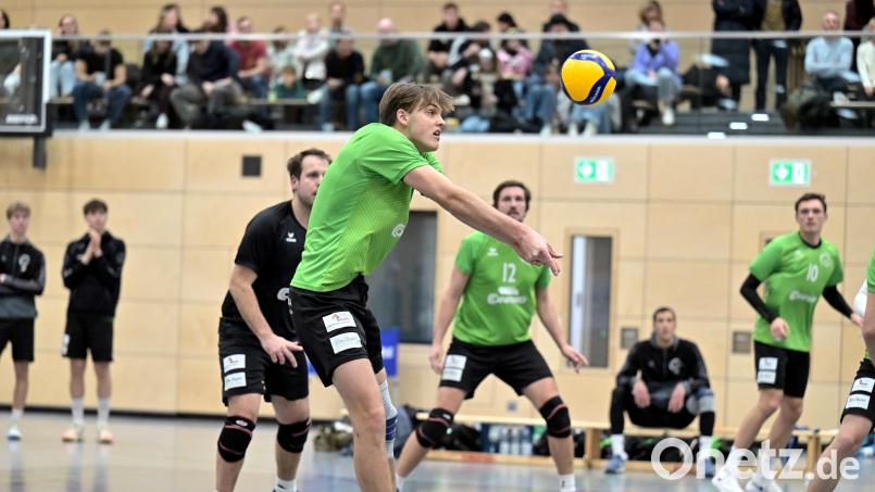Schöne Ballannahme von Johannes Helm (vorne, Szene aus einem früheren Spiel) vom VC Amberg. Die Amberger Volleyballer müssen im letzten Spiel der Saison gegen den TSV Mühldorf ran. Archivbild: Hubert Ziegler