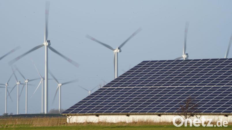 Bürger und Kommunen sollen besser an den Erlösen aus Windrädern und Photovoltaikanlagen beteiligt werden, so will es ein Gesetzesentwurf der Staatsregierung. Im bayerischen Landtag erntete der Entwurf ordentlich Kritik. Symbolbild: Marcus Brandt/dpa