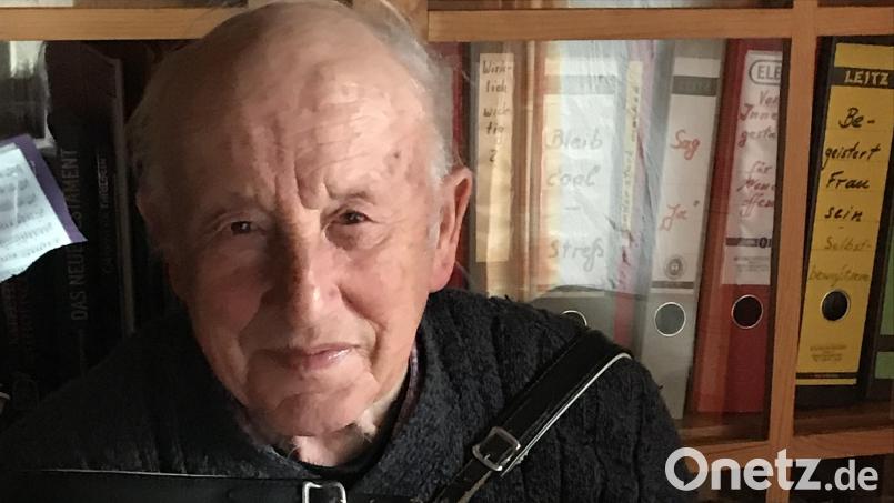 Josef Geisler ist mit 90 Jahren noch ein leidenschaftlicher Akkordeonspieler. Bild: mma