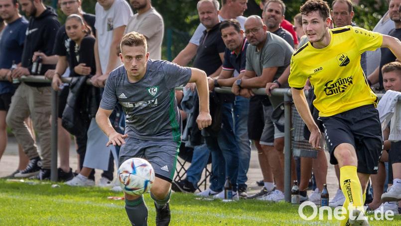 Daniel Augustin (graues Trikot) geht nach langer Verletzungspause wieder für den FC OVI/Teunz auf Torjagd. Bild: Günter Uschold