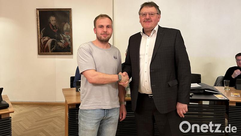 Bürgermeister Hans-Martin Schertl (rechts) heißt Philipp Wywiol als neuen Energiebeauftragten der Stadt Vilseck willkommen. Bild: Stefanie Gradl