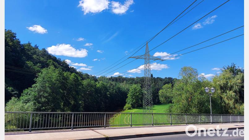 Diese Visualisierung zeigt eine Bahnstromleitung, die bei einer möglichen Trassenführung zwischen Altenstadt/WN und Neustadt/WN die Waldnaabbrücke überquert. Bildmontage: DB Energie/exb