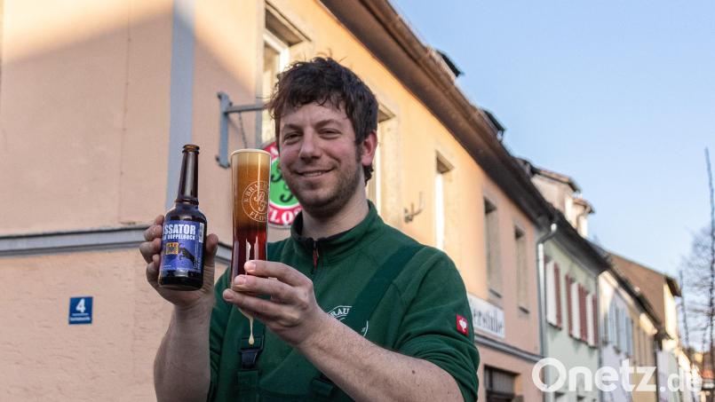 Ludwig Koch mit seinem Doppelbock. Den hat er bereits im November 2024 gebraut. Bild: Susanne Forster