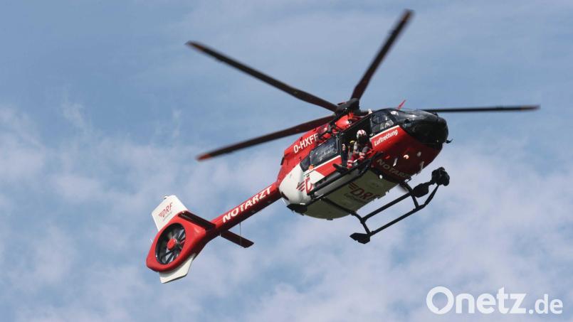Mit einem Rettungshubschrauber musste am Sonntag ein 59-jähriger Mann, der in Amberg von einem Balkon gestürzt war, in ein Krankenhaus geflogen werden. Symbolbild: Bodo Schackow/dpa