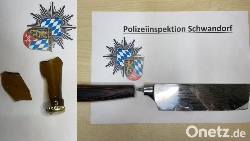 Ein 22-Jähriger attackiert in Schwandorf seine Mutter und seine Schwester und bedroht sie mit einer abgebrochenen Bierflasche und einem Fleischerbeil. Bild: Polizeiinspektion Schwandorf