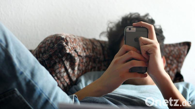 Den regelmäßigen und hohen Konsum von schlechten Nachrichten – vor allem auf dem Smartphone – nennt man &quot;Doomscrolling&quot;. Symbolbild: Karl-Josef Hildenbrand/dpa