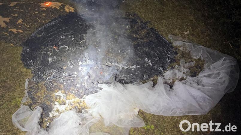 Polizisten entdeckten am Donnerstag die Überreste eines verbrannten Brautkleids. Ein Unbekannter hatte das Kleid zuvor aus einem Keller gestohlen. Bild: Polizeiinspektion Amberg