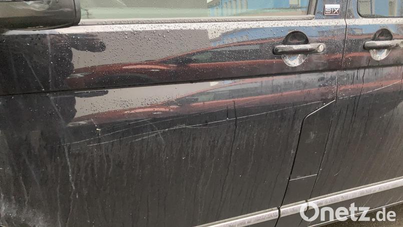 Kratzer auf der Beifahrerseite eines geparkten VW-Multivan Bild: PI Neustadt/WN, Horn, PHK