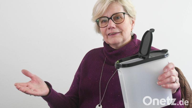 Regina Fröhlich mit ihrem Lieblingsprodukt von Tupperware: Von diesen Vorratsdosen besitzt sie rund 30 Stück. Bild: Gabi Schönberger