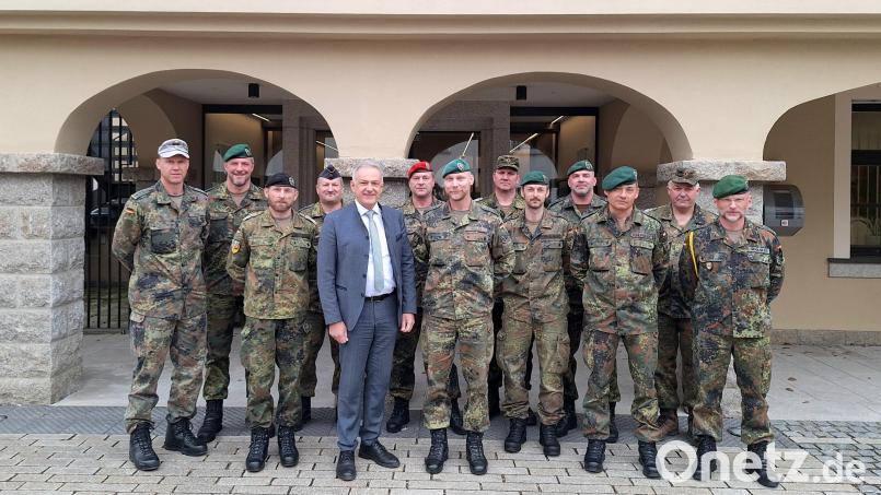 Die Teilnehmer der Besprechung unter der Leitung von Oberstleutnant Volker Müller (erste Reihe, Vierter von links) und Landrat Roland Grillmeier (erste Reihe, Dritter von links). Bild: Fabian Polster/Landratsamt Tirschenreuth/exb