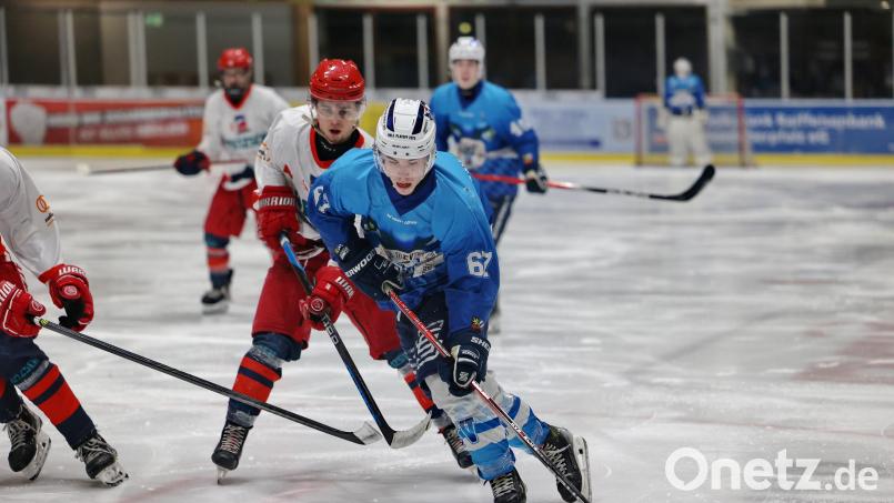 Christian Janousek (vorne) und die U20-Junioren des 1. EV Weiden treffen im entscheidenden Halbfinale auf den Mannheimer ERC. Archivbild: Dieter Jäschke