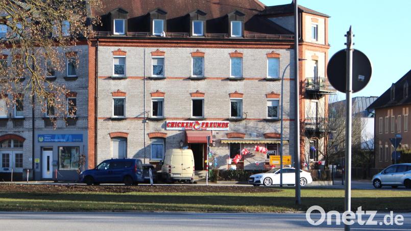 Die Regensburger Straße ist um einen Gastronomie-Betrieb reicher. Wo sich früher das Imperatore und später die Rou Bar befand, heißt es nun &quot;Chicken Freunde&quot;. Bild: Dagmar Williamson