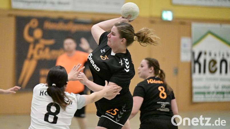 Franziska Karl (Mitte, Szene aus einem früheren Spiel) von der HG Amberg kann in dieser Szene freistehend werfen. Gegen den HC Hersbruck geht es für die Amberger Handballerinnen um den Klassenerhalt. Archivbild: Hubert Ziegler