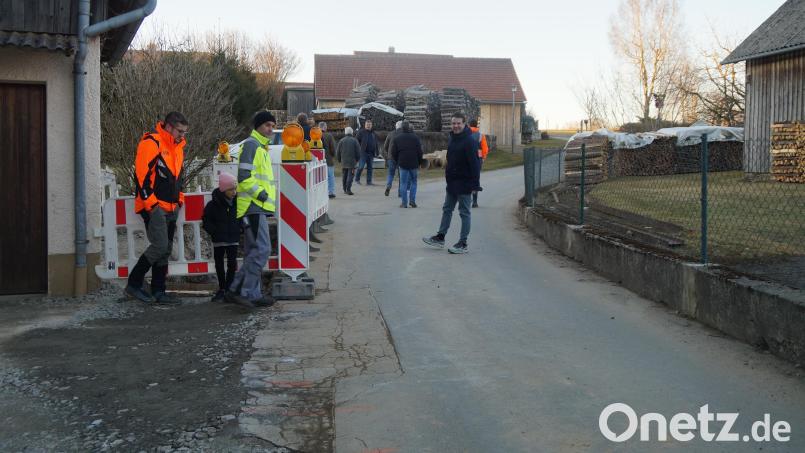 Die Engstelle an der Straße &quot;Zur Gradlhöhe&quot; soll im Zuge der Straßensanierung beseitigt werden, indem einige Meter des rechten Grundstücks abgetragen werden, und eine neue Mauer errichtet wird. Bild: wel