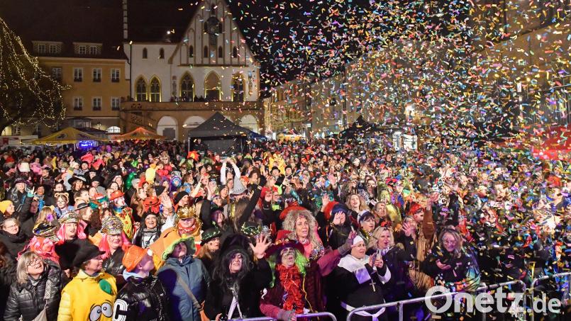 Konfettiregen für die Hexennacht: Über 7000 Menschen feierten am Unsinnigen Donnerstag auf dem Marktplatz in Amberg. Bild: Petra Hartl